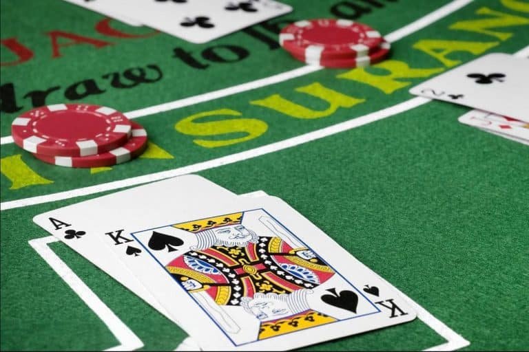Pertandingan bulu tangkis seru di arena olahraga modern dengan penonton antusias